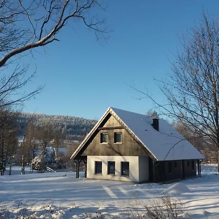 Chwila Moment - Dom W Okolicy Czarnej Gory, Nad Rzeka *