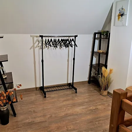 Chwila Moment - Dom W Okolicy Czarnej Gory, Nad Rzeka