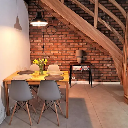 Chwila Moment - Dom W Okolicy Czarnej Gory, Nad Rzeka *