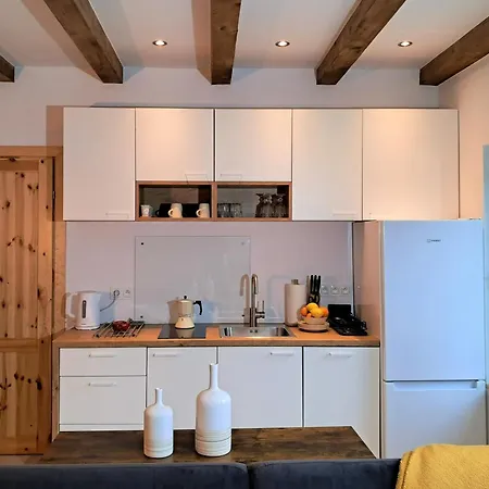 Chwila Moment - Dom W Okolicy Czarnej Gory, Nad Rzeka