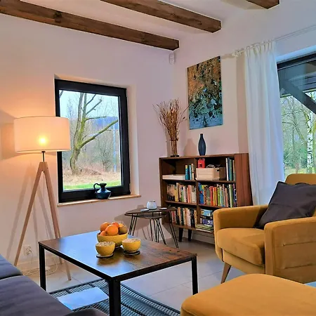 Chwila Moment - Dom W Okolicy Czarnej Gory, Nad Rzeka