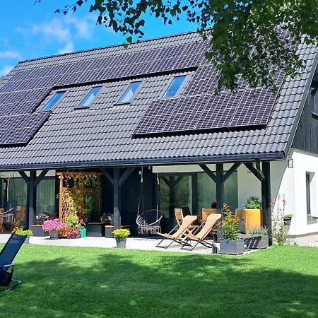 Chwila Moment - Dom W Okolicy Czarnej Gory, Nad Rzeka