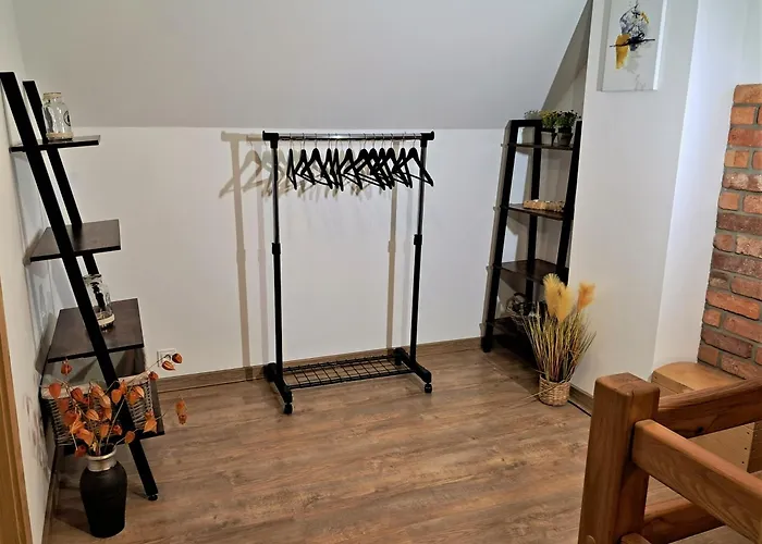 Chwila Moment - Dom W Okolicy Czarnej Gory, Nad Rzeka