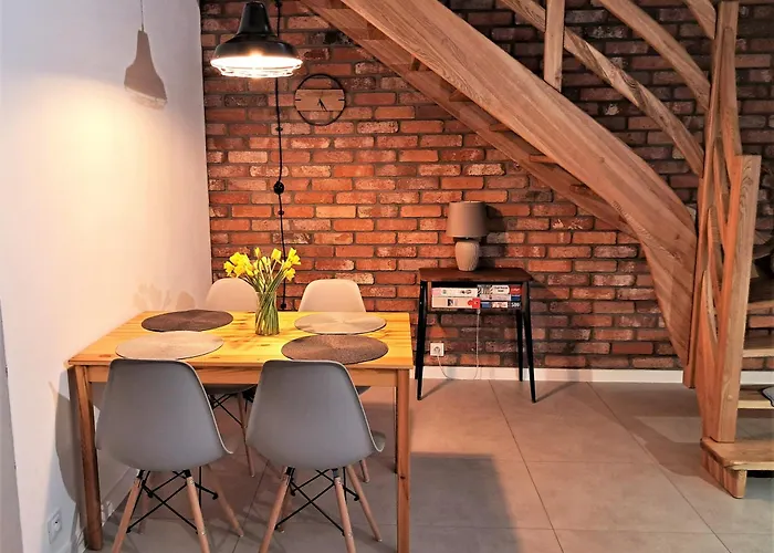 Chwila Moment - Dom W Okolicy Czarnej Gory, Nad Rzeka *