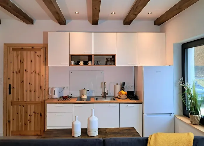 Chwila Moment - Dom W Okolicy Czarnej Gory, Nad Rzeka