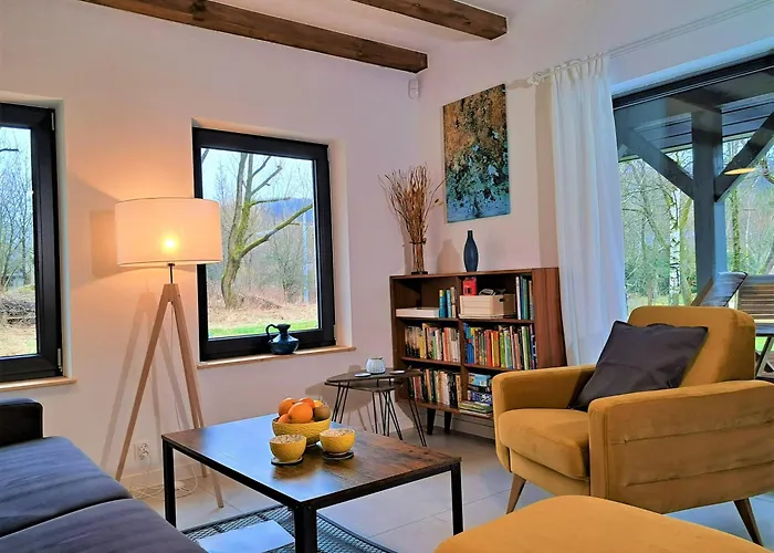 Chwila Moment - Dom W Okolicy Czarnej Gory, Nad Rzeka