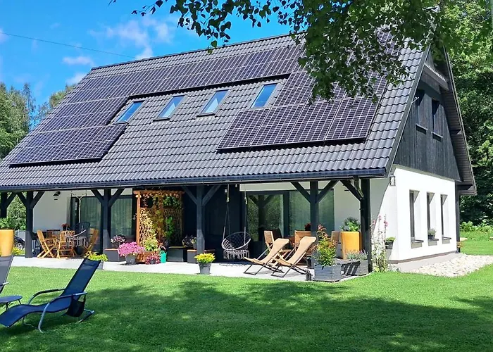 Chwila Moment - Dom W Okolicy Czarnej Gory, Nad Rzeka